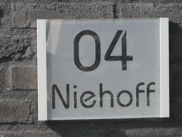 Modernes Türschild